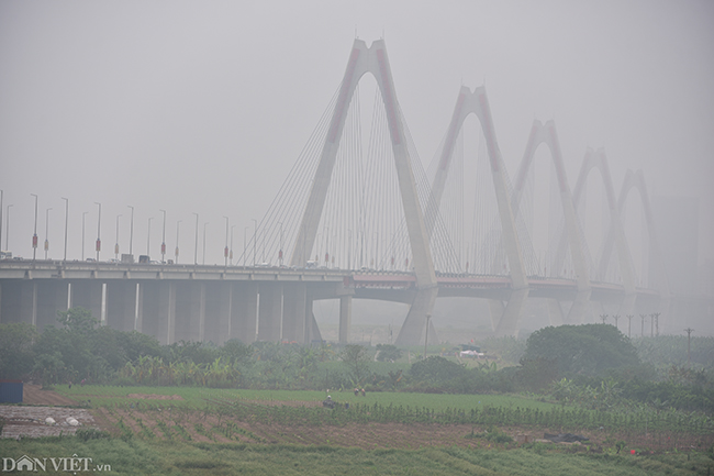 anh: suong mu mo mit bao phu ngoai thanh ha noi tu sang den trua hinh anh 2