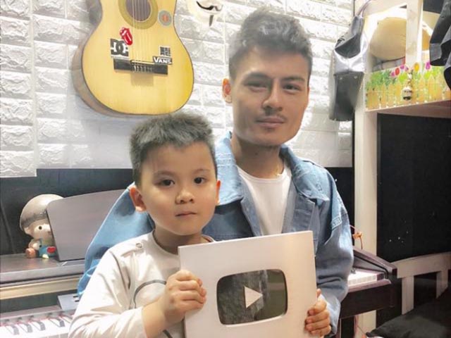 Hoa Vinh nhận nút bạc YouTube chỉ sau hai tháng gây “bão” mạng xã hội