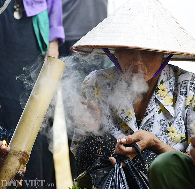 anh: ve noi phu nu hut thuoc lao, nha khoi dieu nghe nhu dan ong hinh anh 10