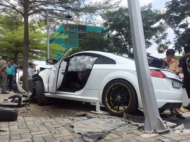 Né xe máy, xe thể thao Audi bị đâm nát đầu tại Sài Gòn
