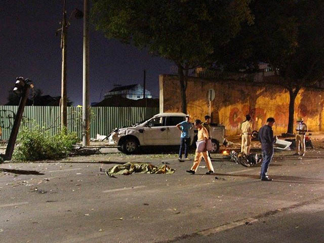 Bán tải Ford Ranger gây tai nạn liên hoàn tại Sài Gòn, 2 người tử nạn