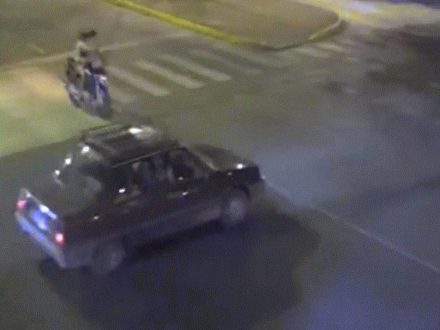 Vượt đèn đỏ, thiếu nữ đi mô tô bay lên nóc ô tô đang chạy