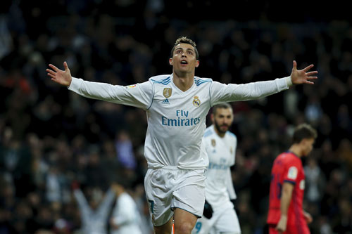 Ronaldo lương Real Madrid: Xem hình ảnh Ronaldo đang nhận lương tại Real Madrid để thấy được tầm quan trọng của ngôi sao này trong đội bóng. Tuyệt vời và xứng đáng là một trong những cầu thủ được trả lương cao nhất làng bóng đá thế giới.