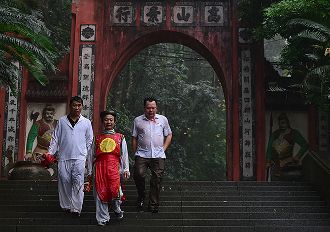 xuc dong hinh anh sung nuoc mua cua luc luong an ninh ngay gio to hinh anh 12