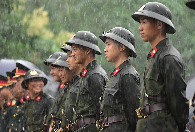 xuc dong hinh anh sung nuoc mua cua luc luong an ninh ngay gio to hinh anh 2