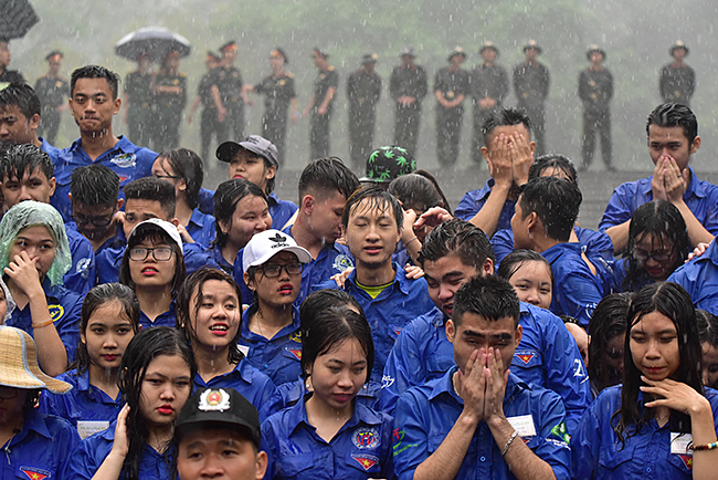 xuc dong hinh anh sung nuoc mua cua luc luong an ninh ngay gio to hinh anh 6