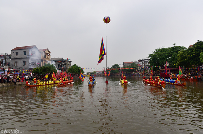 anh: dot phao sang, nhay xuong song co vu hoi dua thuyen o ha noi hinh anh 1