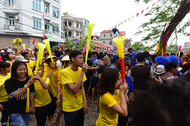 anh: dot phao sang, nhay xuong song co vu hoi dua thuyen o ha noi hinh anh 14