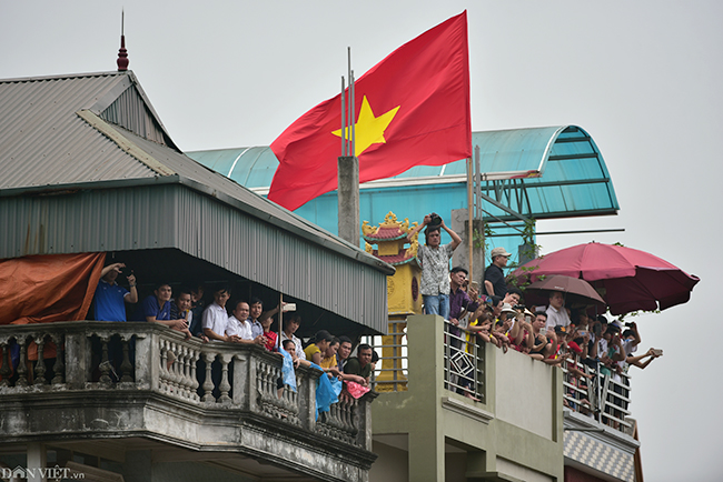 anh: dot phao sang, nhay xuong song co vu hoi dua thuyen o ha noi hinh anh 3