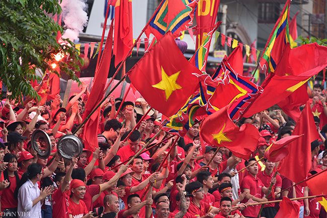 anh: dot phao sang, nhay xuong song co vu hoi dua thuyen o ha noi hinh anh 7