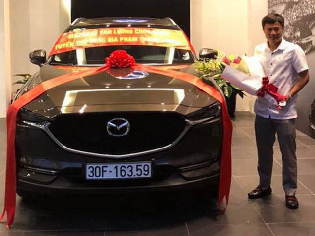 Cựu tuyển thủ quốc gia Phạm Thành Lương ''đập hộp'' Mazda CX-5 mới