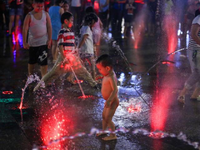 Trẻ nhỏ đua nhau “tắm tiên” trên phố đi bộ Nguyễn Huệ