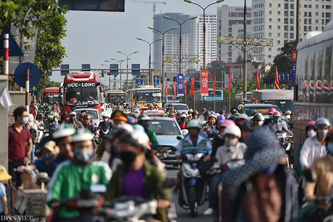 anh: nguoi dan un un do ve thu do trong tiet troi nang nong hinh anh 1