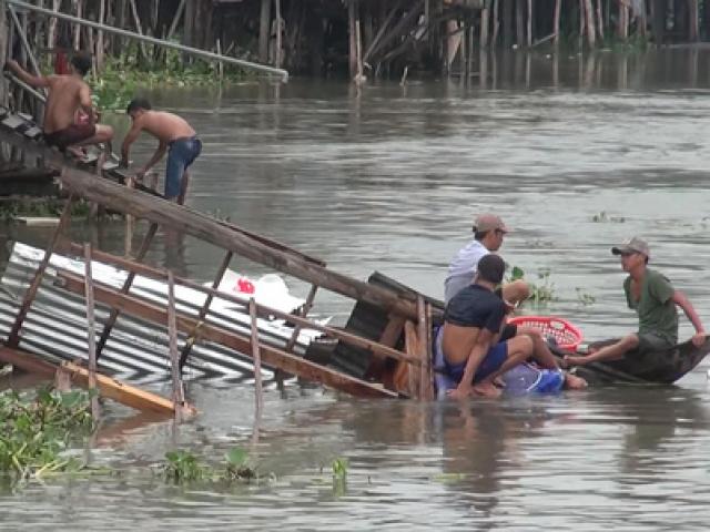 Sà lan tông sập nhà dân rồi bỏ chạy, nhiều trẻ em rớt xuống sông trong đêm