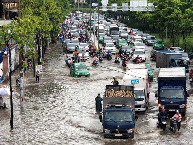 Có “quái vật” hút nước và hình ảnh không thể ngờ ở “rốn ngập” Sài Gòn