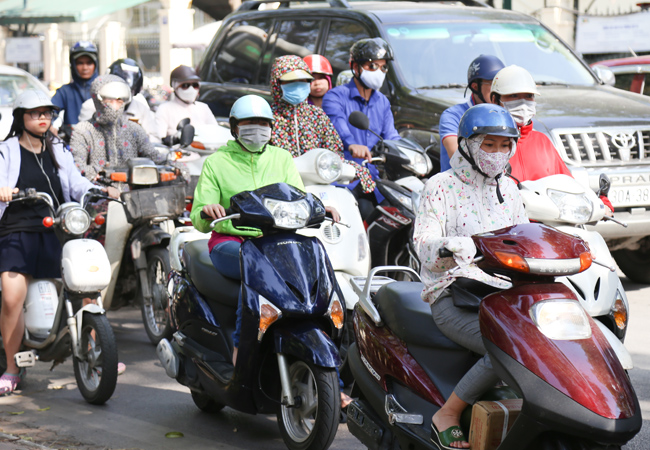 anh: day la cach vuot qua ngay nang oi nong o ha noi khi ra pho hinh anh 1