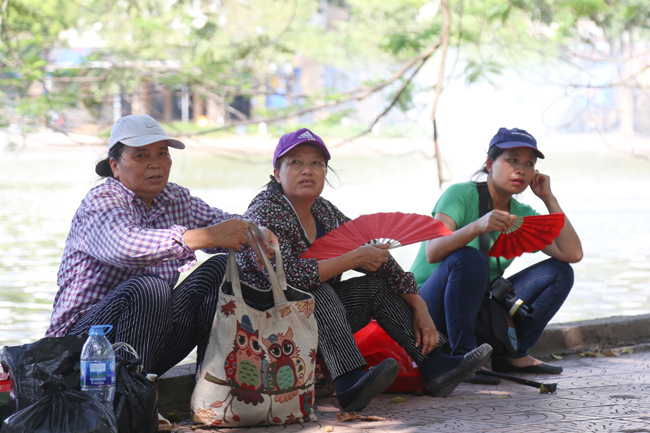 anh: day la cach vuot qua ngay nang oi nong o ha noi khi ra pho hinh anh 6