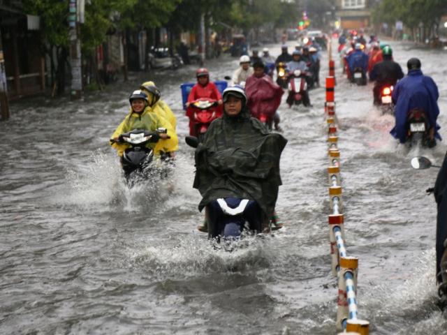 Mưa 1 giờ, hàng loạt tuyến đường ở Sài Gòn đã thành “sông”