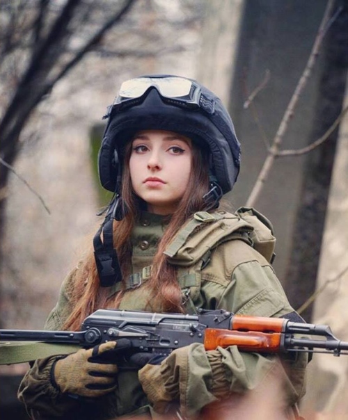 Mãn nhãn với quân phục vừa như in của nữ quân nhân Nga