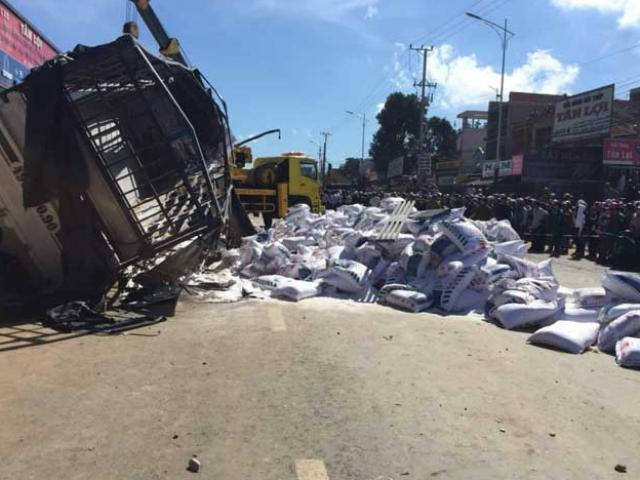 Video: Hiện trường xe tải mất phanh cán chết 5 người ở Lâm Đồng