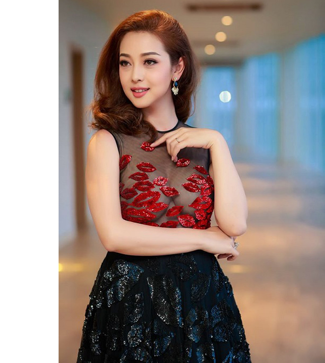 nhan sac say long nguoi cua nguyen thi huyen va 3 mc hoa hau hinh anh 10