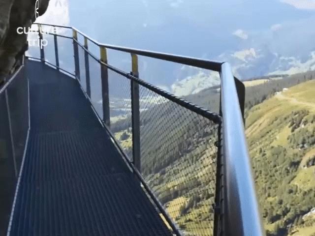Đi bộ men vách núi trên cầu sắt cheo leo nguy hiểm bậc nhất thế giới