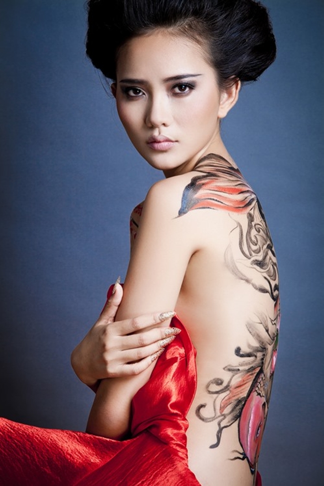 ban gai cuong do la, le kieu nhu san sang nude ve body painting hinh anh 18