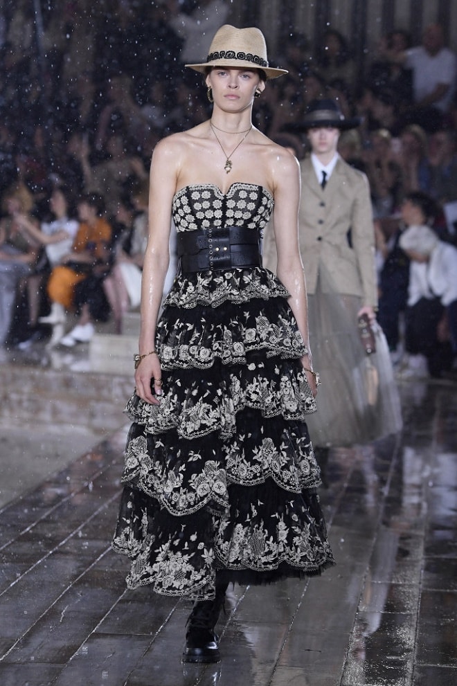 Show Dior Cruise: Người mẫu cưỡi ngựa, diễn trong mưa