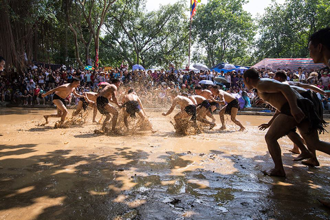 anh an tuong: trai lang dong kho vat nhau trong bun cuop cau 20kg hinh anh 1