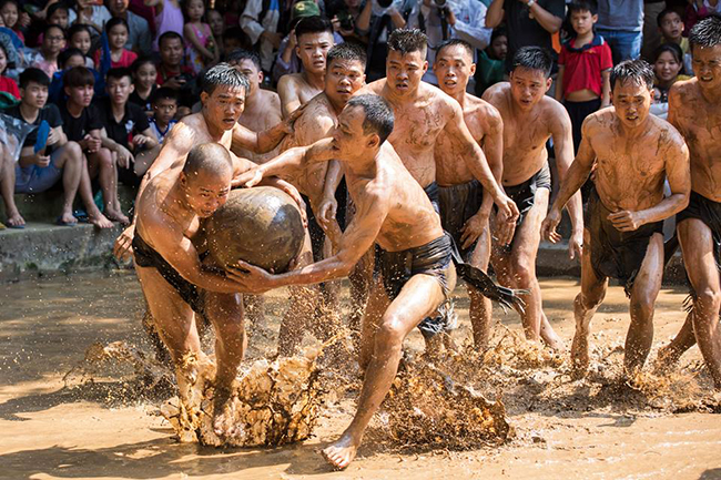 anh an tuong: trai lang dong kho vat nhau trong bun cuop cau 20kg hinh anh 10