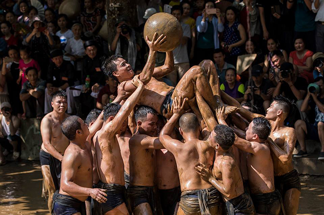 anh an tuong: trai lang dong kho vat nhau trong bun cuop cau 20kg hinh anh 11