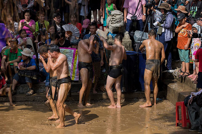 anh an tuong: trai lang dong kho vat nhau trong bun cuop cau 20kg hinh anh 12