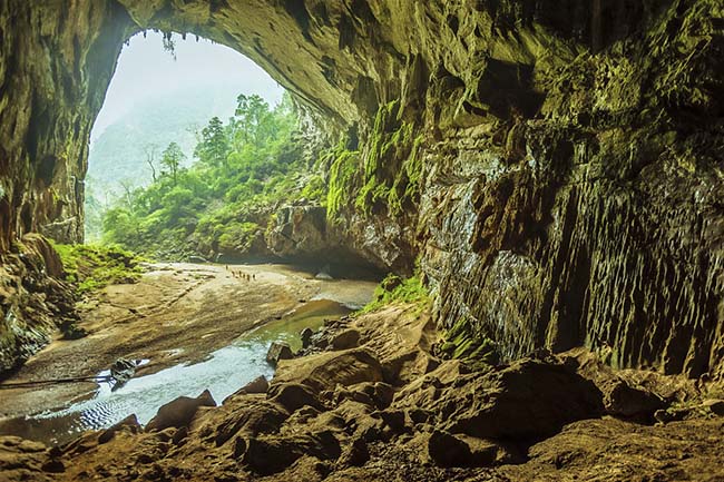 Quảng Bình có nhiều hang động nổi tiếng, gần đây nhất là hang Sơn Đoòng - hang động lớn nhất thế giới. Hãy ngắm nhìn hình ảnh đẹp đến kỳ diệu của hang Động Thiên Đường, hang Tú Làn hay hang En để cảm nhận kỳ quan thiên nhiên đầy huyền bí.