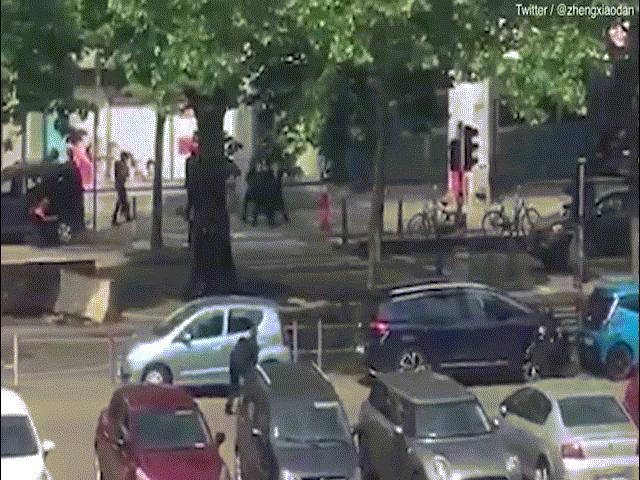 Khoảnh khắc đặc nhiệm Bỉ đấu súng, bắn chết kẻ khủng bố