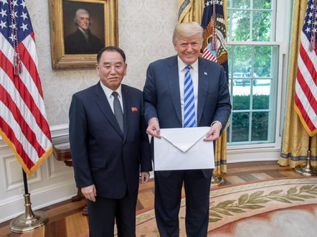 Soi bức thư ”khổng lồ” ông Kim gửi ông Trump