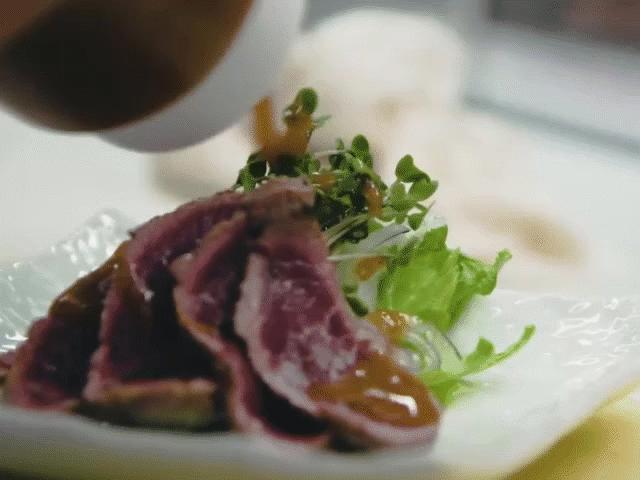 Nhà hàng Nhật trăm năm tuổi chuyên đặc sản thịt ngựa...sống