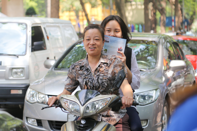 anh: thi sinh om cham me sau khi lam bai van nghi luan ve gia dinh hinh anh 15