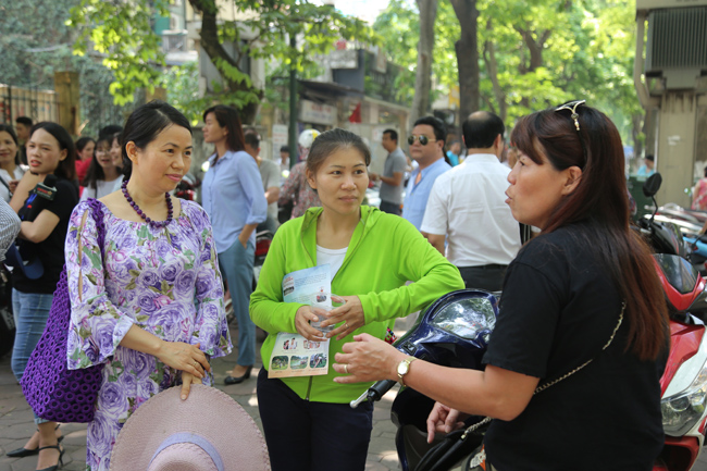 anh: thi sinh om cham me sau khi lam bai van nghi luan ve gia dinh hinh anh 2