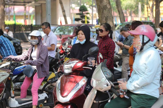 anh: thi sinh om cham me sau khi lam bai van nghi luan ve gia dinh hinh anh 4