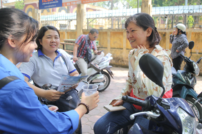 anh: thi sinh om cham me sau khi lam bai van nghi luan ve gia dinh hinh anh 5