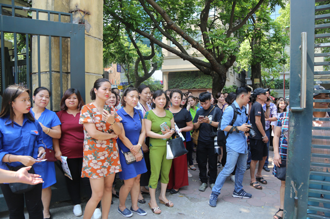 anh: thi sinh om cham me sau khi lam bai van nghi luan ve gia dinh hinh anh 6