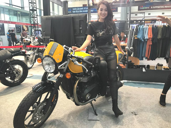 ngam dan nguoi dep nong bong ben sieu xe tai vietnam autoexpo 2018 hinh anh 1