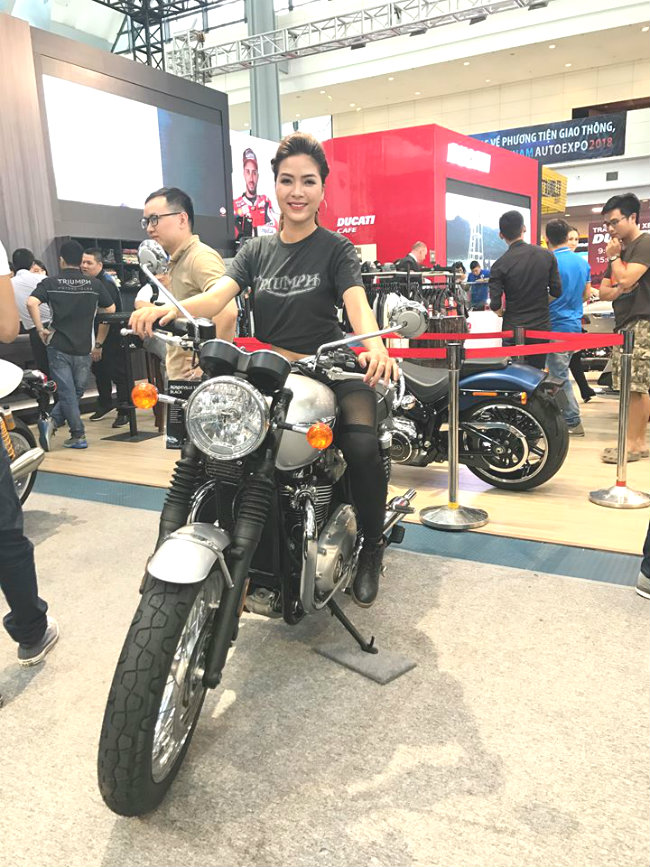 ngam dan nguoi dep nong bong ben sieu xe tai vietnam autoexpo 2018 hinh anh 2