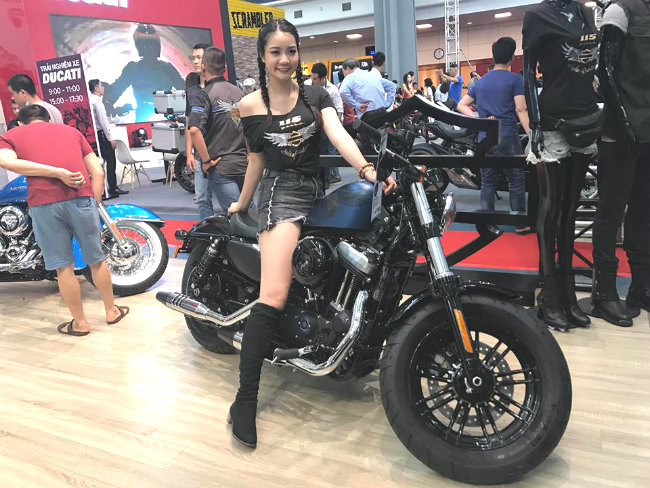 ngam dan nguoi dep nong bong ben sieu xe tai vietnam autoexpo 2018 hinh anh 3