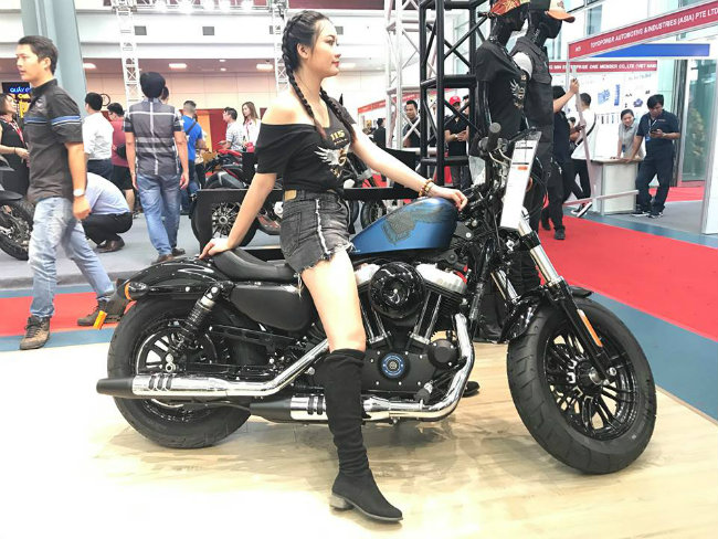 ngam dan nguoi dep nong bong ben sieu xe tai vietnam autoexpo 2018 hinh anh 4