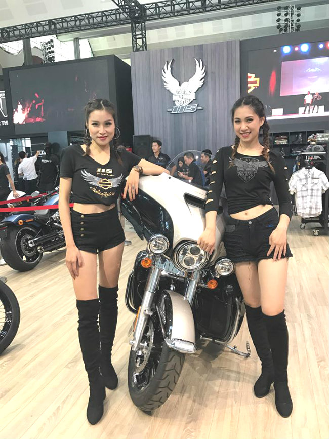 ngam dan nguoi dep nong bong ben sieu xe tai vietnam autoexpo 2018 hinh anh 6