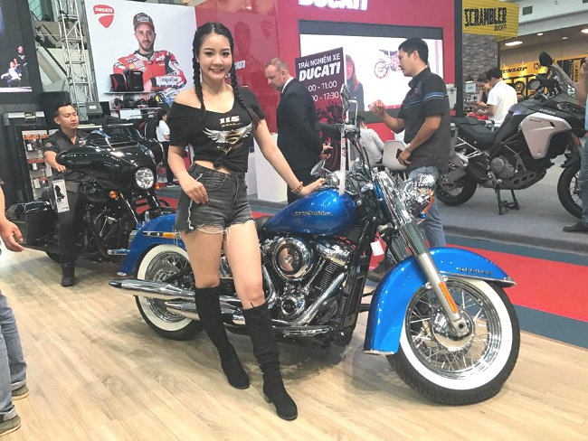 ngam dan nguoi dep nong bong ben sieu xe tai vietnam autoexpo 2018 hinh anh 7