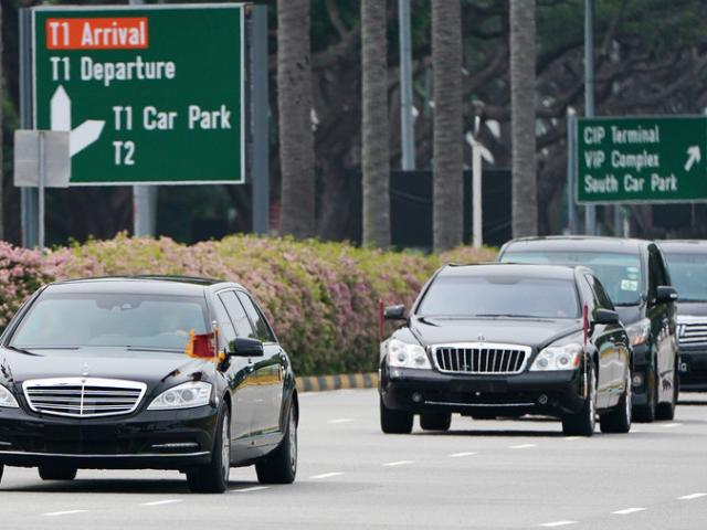 Đoàn xe hùng hậu bảo vệ Kim Jong-un trên đường phố Singapore