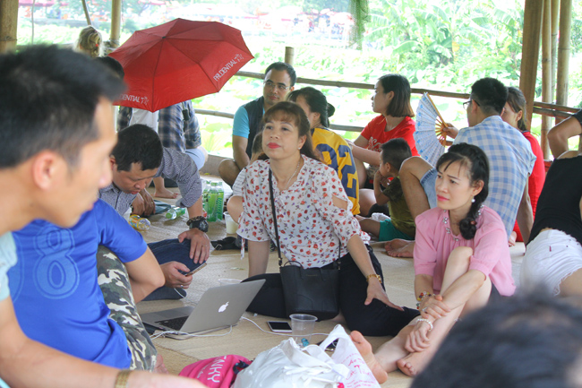 anh: thieu nu danh doi lan da trang, loi ho sen chup anh duoi nang hinh anh 5