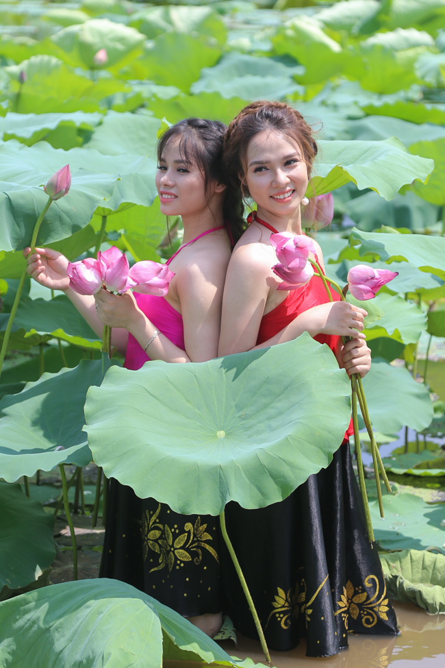 anh: thieu nu danh doi lan da trang, loi ho sen chup anh duoi nang hinh anh 7